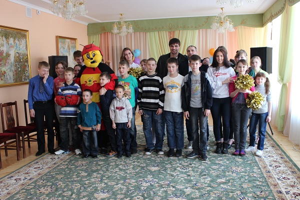 ХК Липецк навестил детей из детского дома